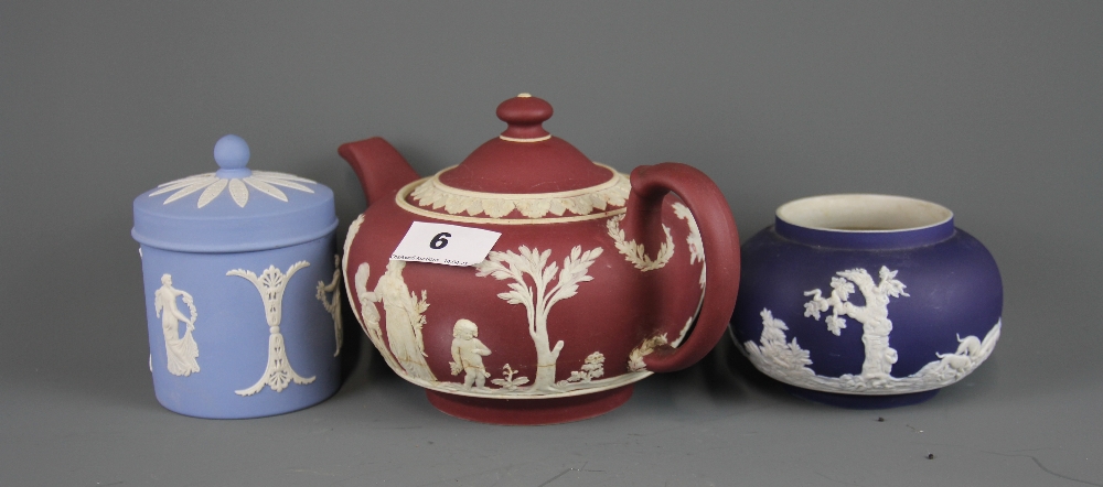 An unusual red Wedgwood teapot together with a Wedgwood box and cover and an Adams bowl with an - Bild 2 aus 7