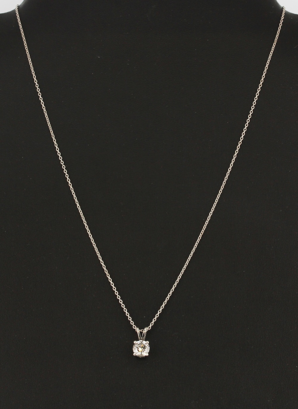 An 18ct white gold (stamped 750) pendant and chain set with a brilliant cut diamond, approx. 0.86ct, - Bild 2 aus 3