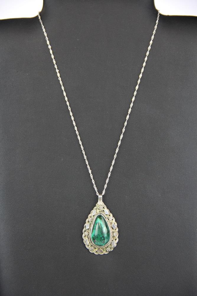 A 925 silver and malachite pendant with silver chain, L. 5cm. - Bild 2 aus 2