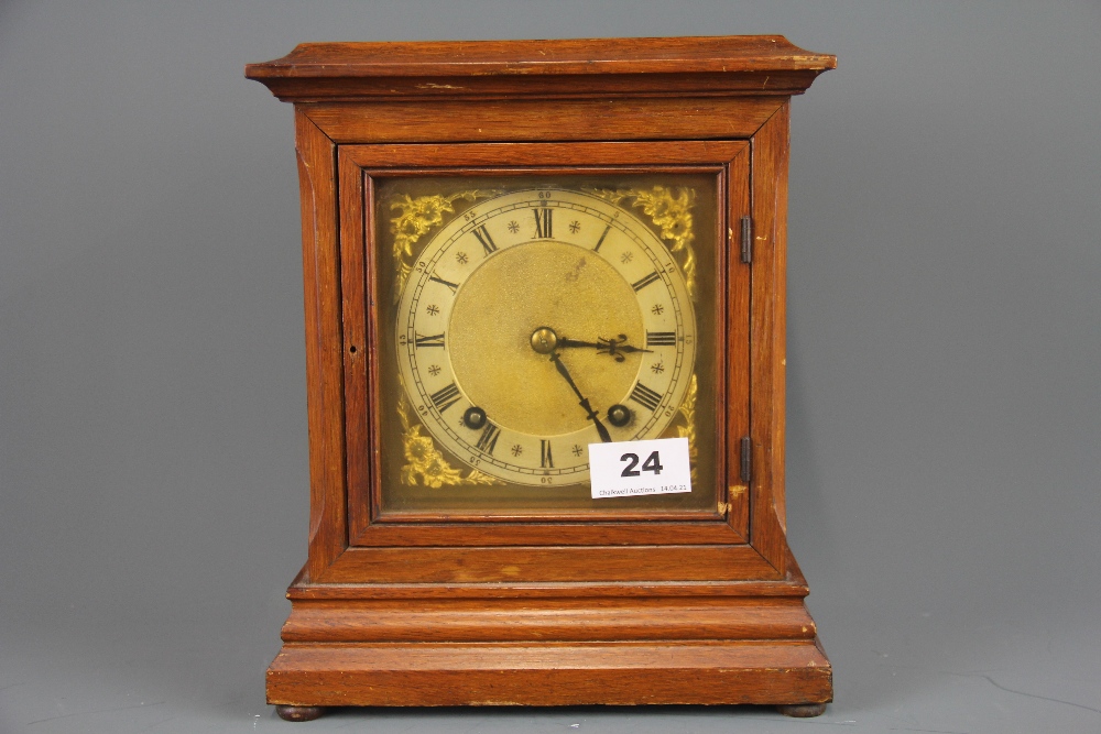 An early 20th Century mahogany mantel clock, 25.5cm x 21cm x 15cm.