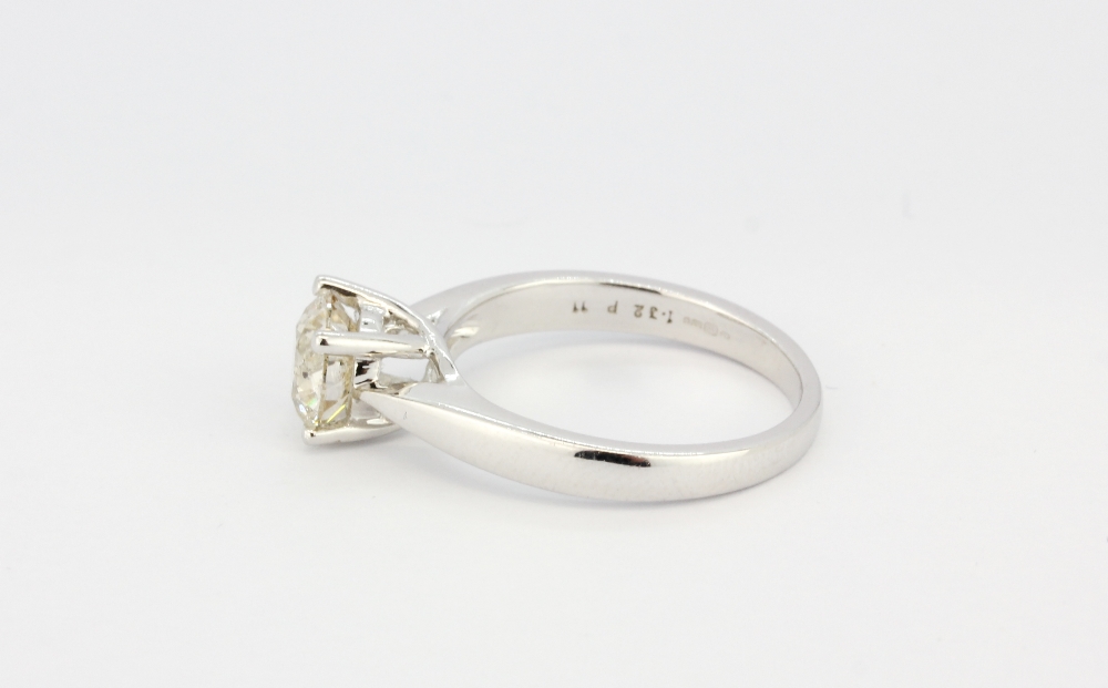 An 18ct white gold (stamped 18k) solitaire ring set with a brilliant cut diamond, approx 1.32ct, ( - Bild 2 aus 2