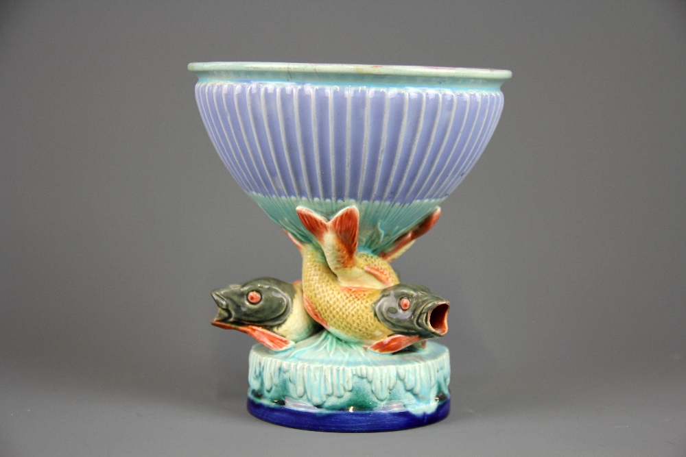 A Royal Worcester Majolica bowl mounted on a centre column of three open mouthed fish, H. 13cm. - Bild 2 aus 5