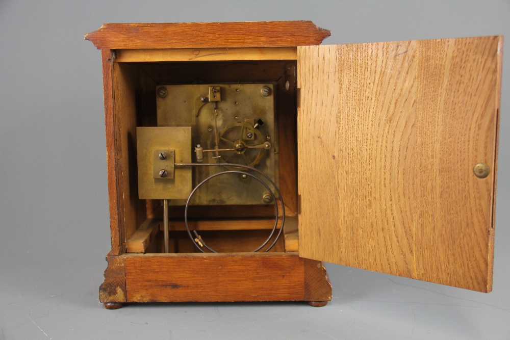 An early 20th Century mahogany mantel clock, 25.5cm x 21cm x 15cm. - Bild 3 aus 3