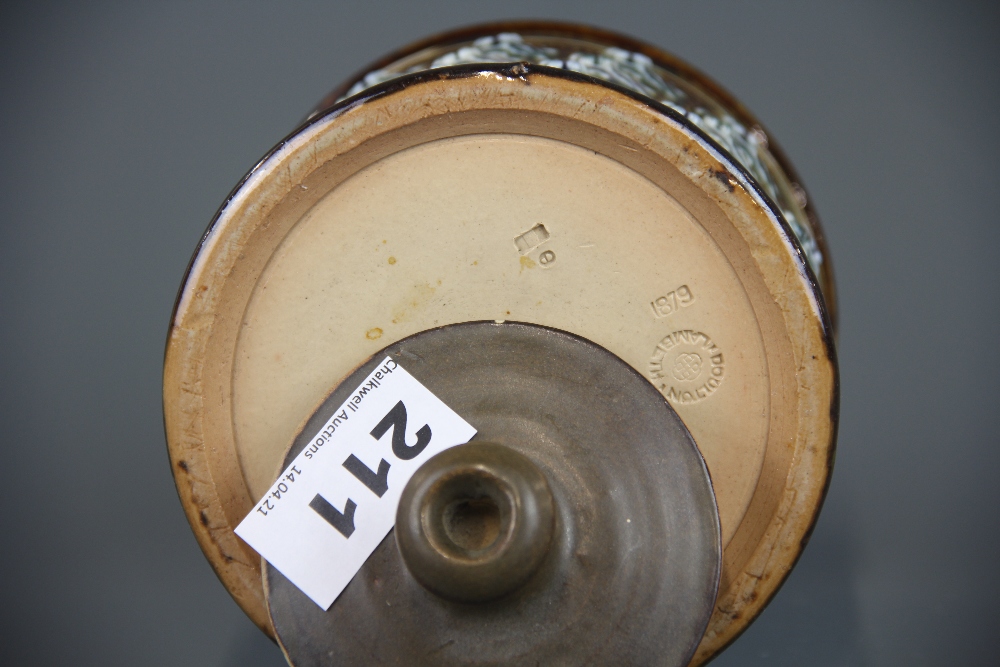 An Emily Welch Doulton Lambeth stoneware jar and lid, H. 13cm, Dia. 11cm. Condition : very minor - Bild 3 aus 5