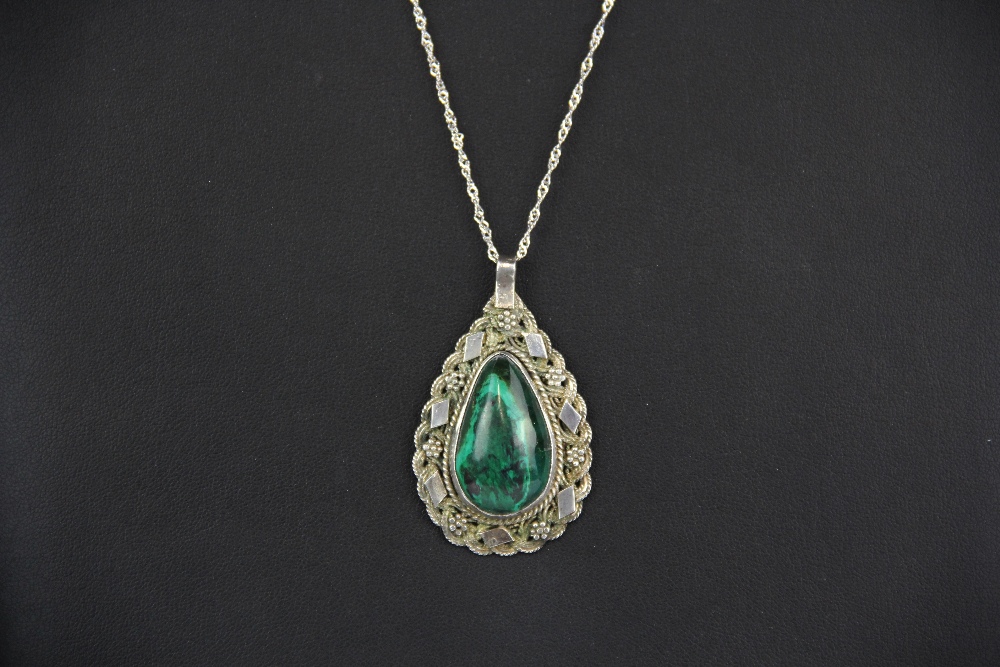 A 925 silver and malachite pendant with silver chain, L. 5cm.