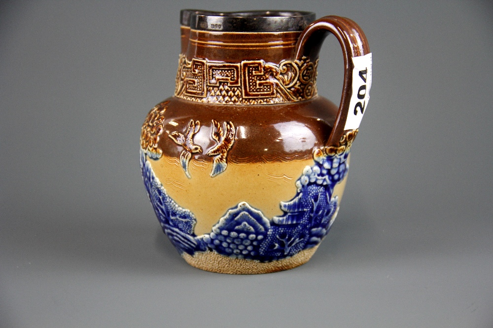 A hallmarked silver rimmed Doulton Lambeth jug decorated with willow pattern, assayed London c. - Bild 2 aus 6