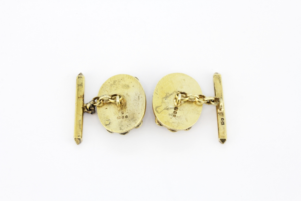 A pair of silver gilt cufflinks with claw design and set with cabochon cut coral, approx L. 3cm. - Bild 2 aus 2