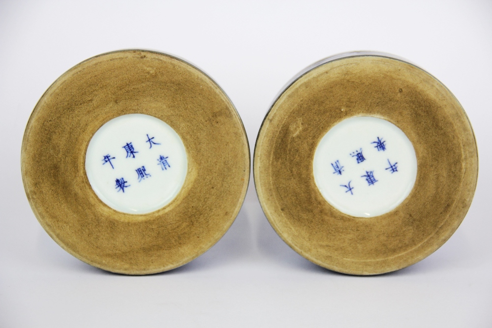 A pair of Chinese blue glazed porcelain vases/ calligraphy water pots, H. 7.5. Dia . 10.5cm. - Bild 3 aus 3