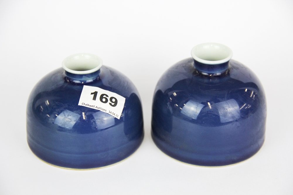 A pair of Chinese blue glazed porcelain vases/ calligraphy water pots, H. 7.5. Dia . 10.5cm. - Bild 2 aus 3