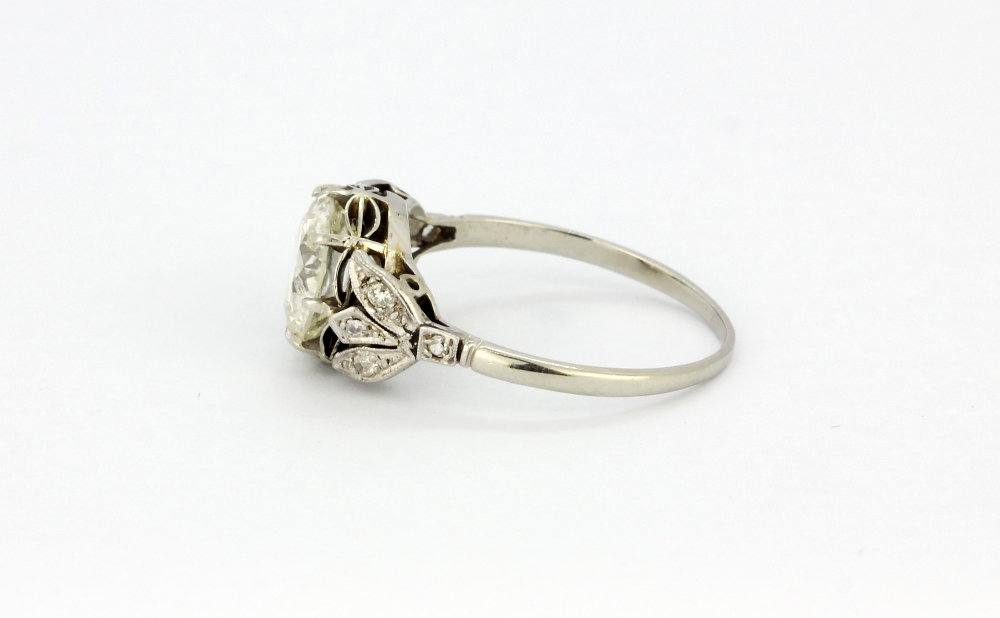 A white metal (tested high carat gold) ring set with a brilliant cut diamond and diamond set - Bild 2 aus 3