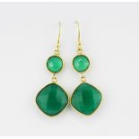 A pair of 925 silver gilt drop earrings set with faceted cut aventurine, L. 4.7cm.