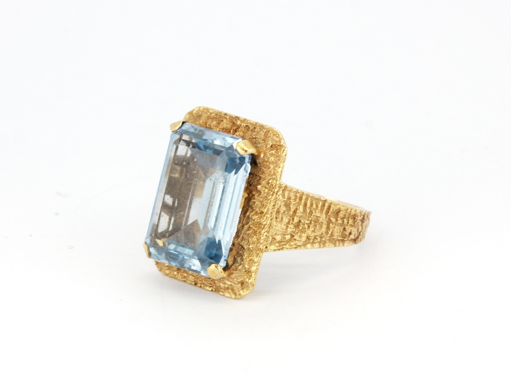 A 9ct yellow gold ring set with an emerald cut blue topaz, (O). - Bild 2 aus 3