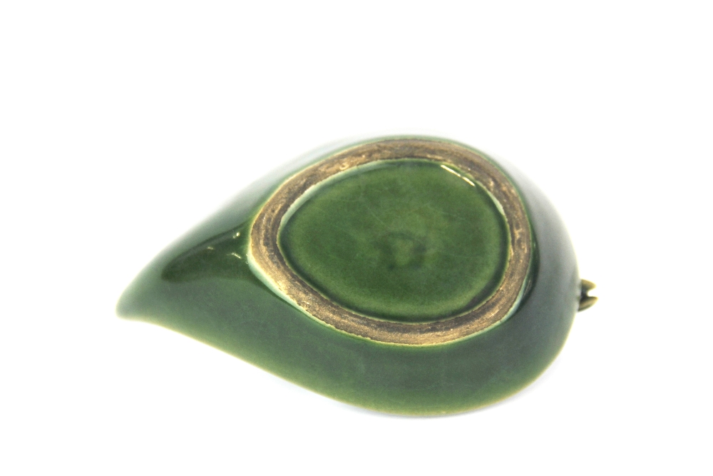 An interesting Chinese green glazed porcelain water dropper, L. 15cm. Minute glaze chip to lip. - Bild 3 aus 3