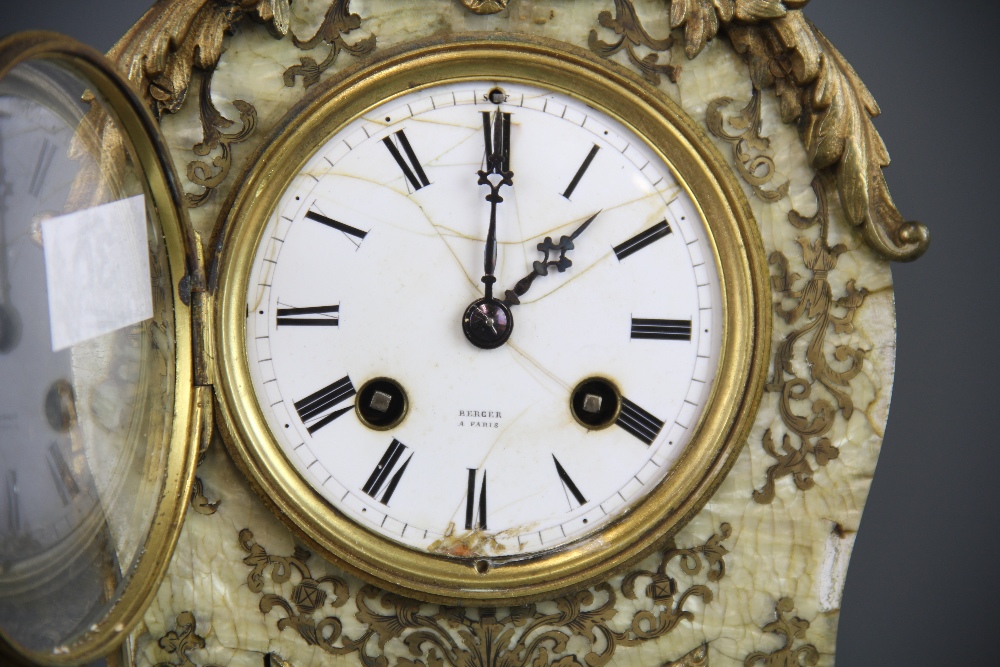 A wooden gilt metal and faux mother of pearl mantel clock by Berger of Paris, H. 41cm. - Bild 3 aus 4