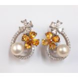 A pair of 925 silver gilt drop earrings set with pearls, citrines and white stones, L. 2cm.