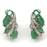 A pair of 925 silver emerald and whtie stone set earrings, L. 2cm.