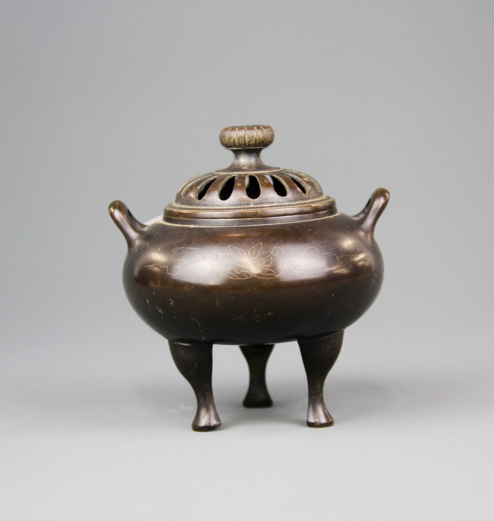 A Chinese bronze censer, H. 12cm. Together with a green dyed early 20th century carved ivory stand. - Image 2 of 4