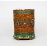 An unusual Chinese incised and glazed porcelain brush pot, H. 13.5cm. Día, 10cm.