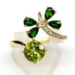 A matching 925 silver gilt ring set with round cut peridots and chrome diopsides, (Q.5).