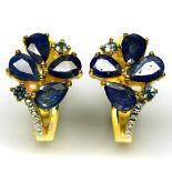 A pair of 925 silver gilt earrings set with sapphires and blue topaz, L. 1.5cm.