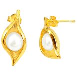 A pair of 925 silver gilt pearl set drop earrings, L. 2cm.