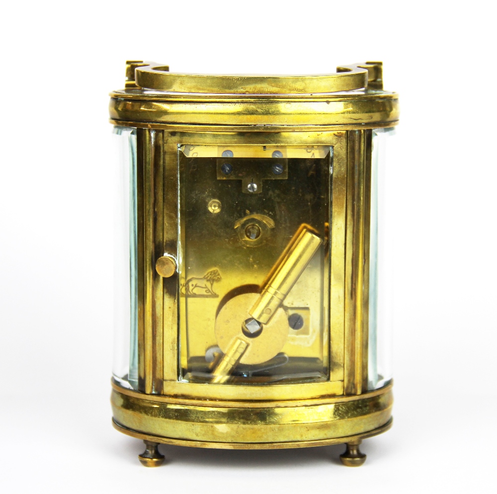 An oval brass carriage clock, H. 12cm. - Bild 2 aus 3