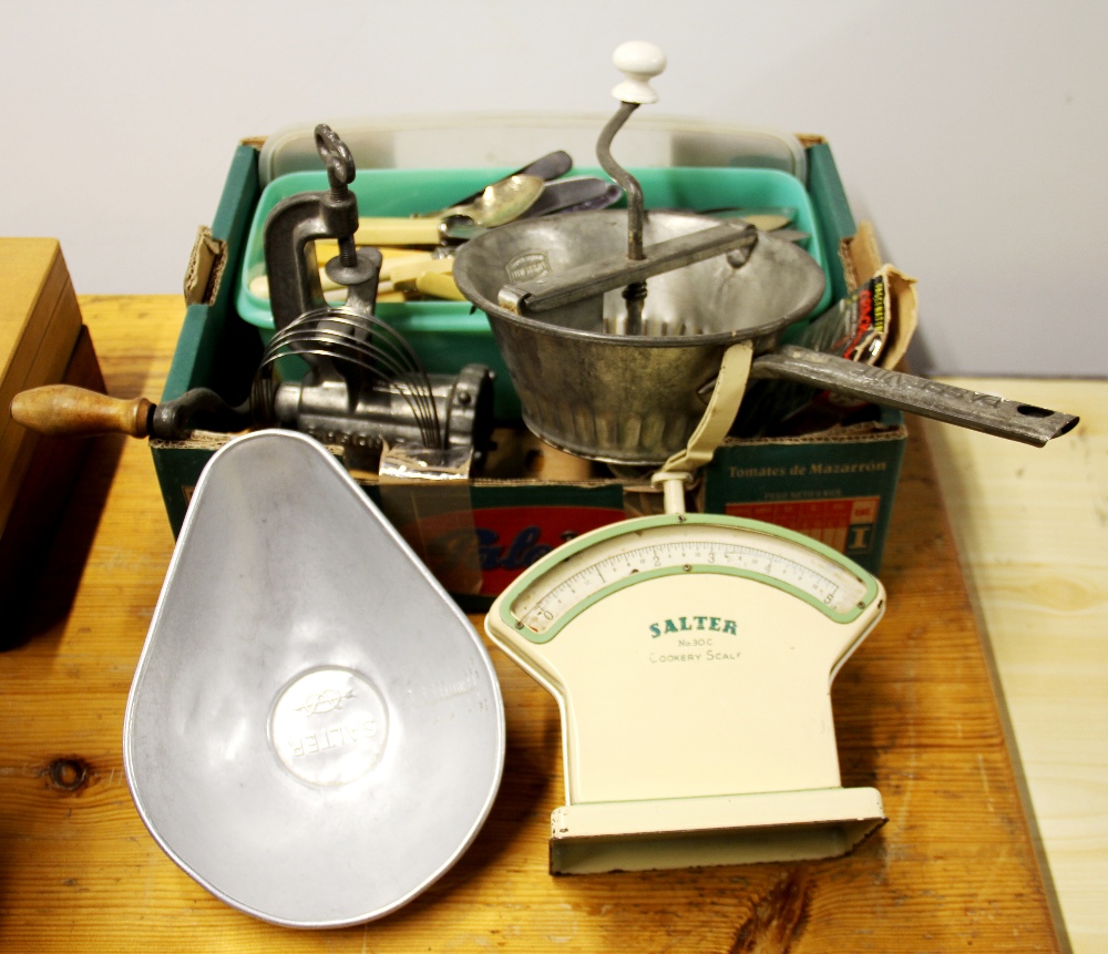 A quantity of kitchenalia.