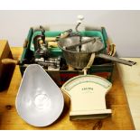 A quantity of kitchenalia.