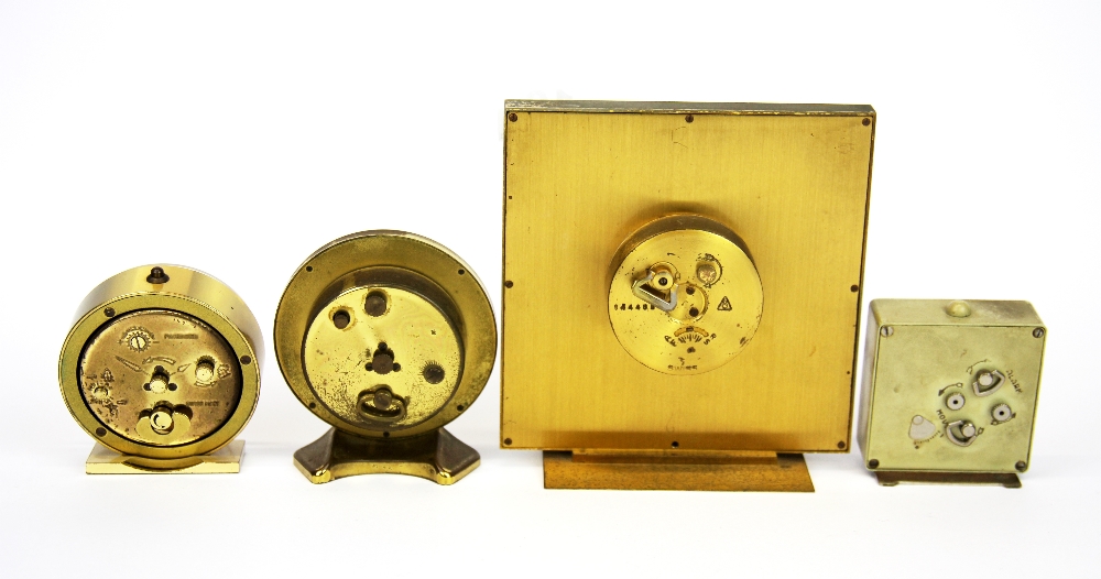 An Imhoff 1970's mantle clock, H. 13cm, together with three alarm clocks. - Bild 2 aus 2