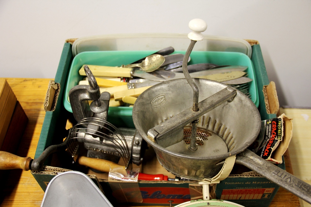 A quantity of kitchenalia. - Bild 2 aus 2