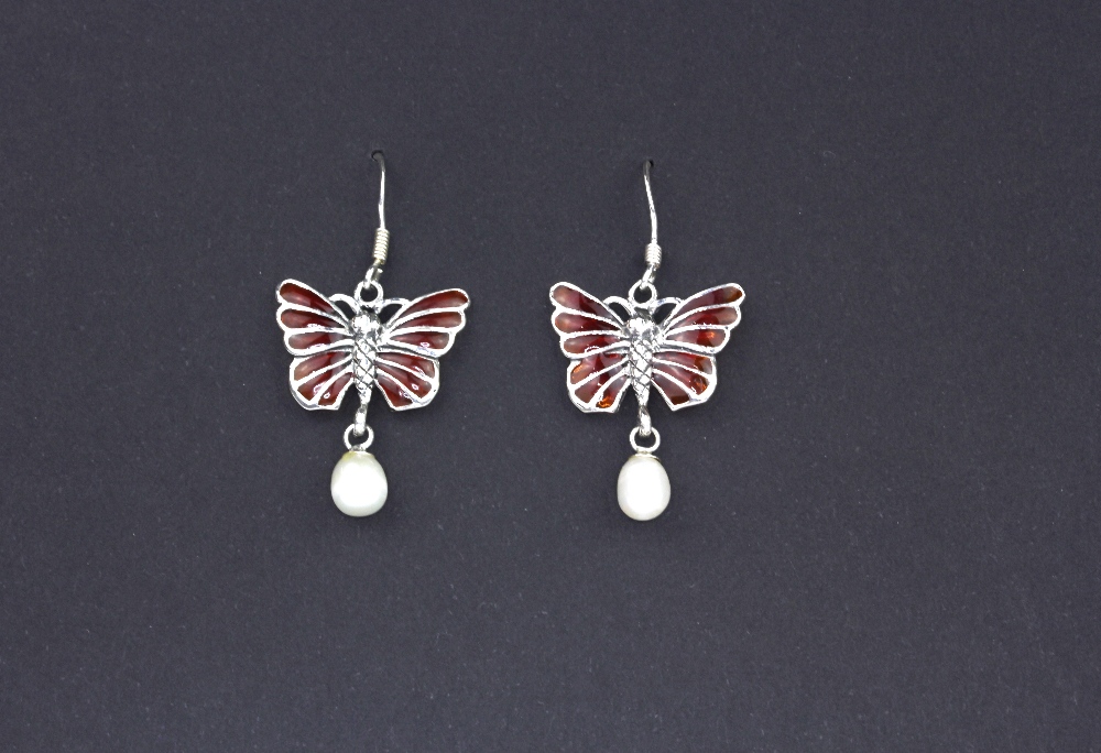 A pair of 925 silver enamelled drop earrings set with pearls, L. 3.5cm.