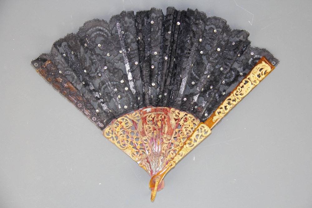 A vintage cased Celluloid and lace fan with a further Celluloid fan and other items. - Image 3 of 3