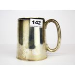 A glass bottomed white metal tankard, tested silver, H. 11cm.