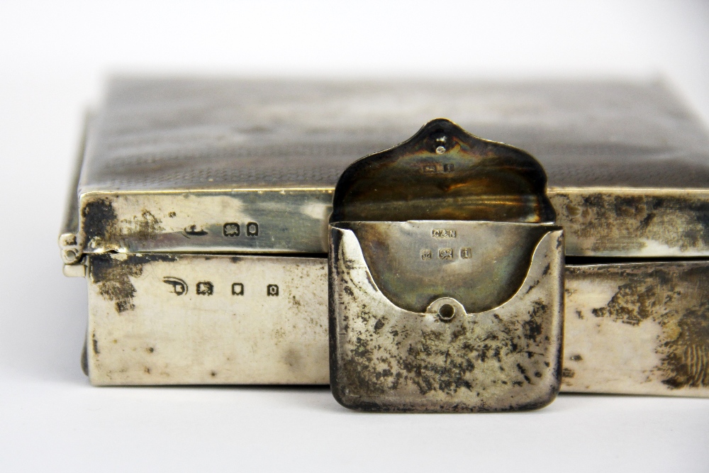 A hallmarked silver card case with a silver stamp case and a hallmarked silver cigarette box without - Bild 3 aus 3