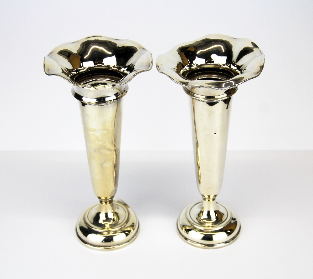 A pair of hallmarked silver vases, H. 22cm. - Bild 2 aus 3