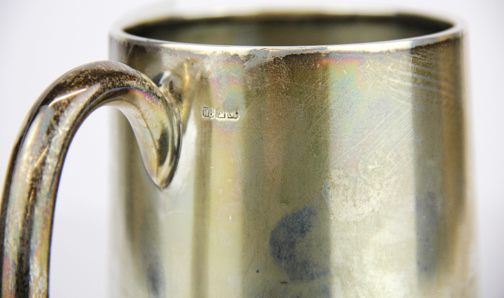 A glass bottomed white metal tankard, tested silver, H. 11cm. - Bild 3 aus 3