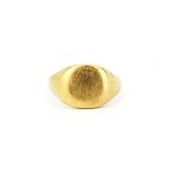A gentleman's 18ct yellow gold signet ring, (R.5).