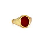 A 9ct yellow gold cornelian set signet ring, (K.5).