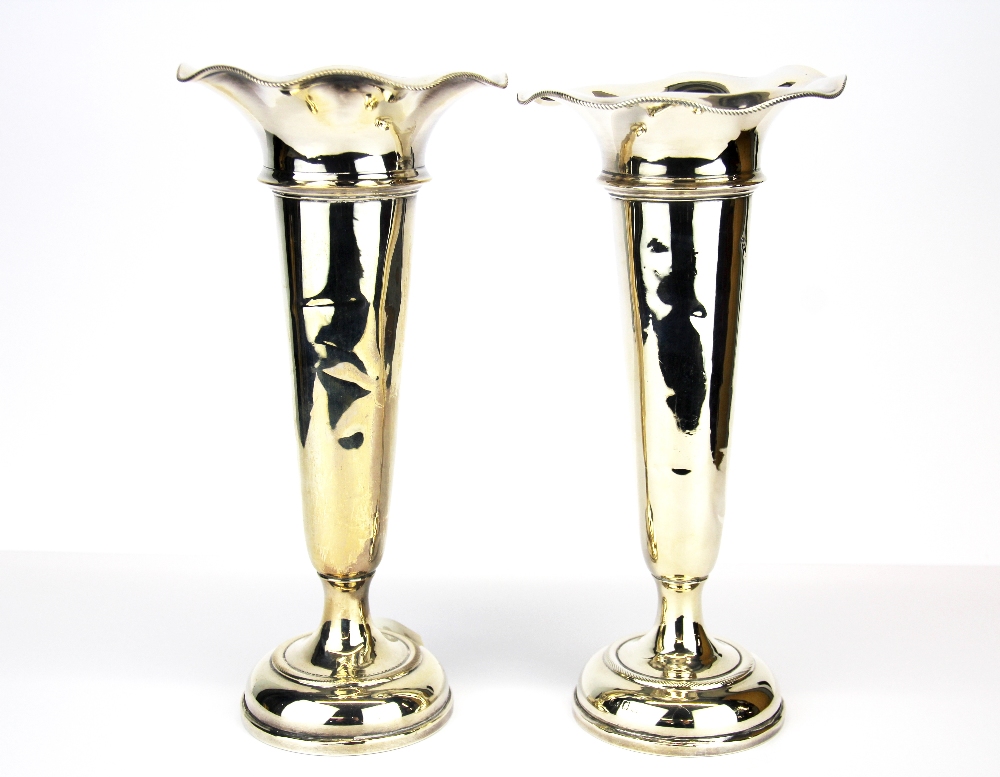 A pair of hallmarked silver vases, H. 22cm.