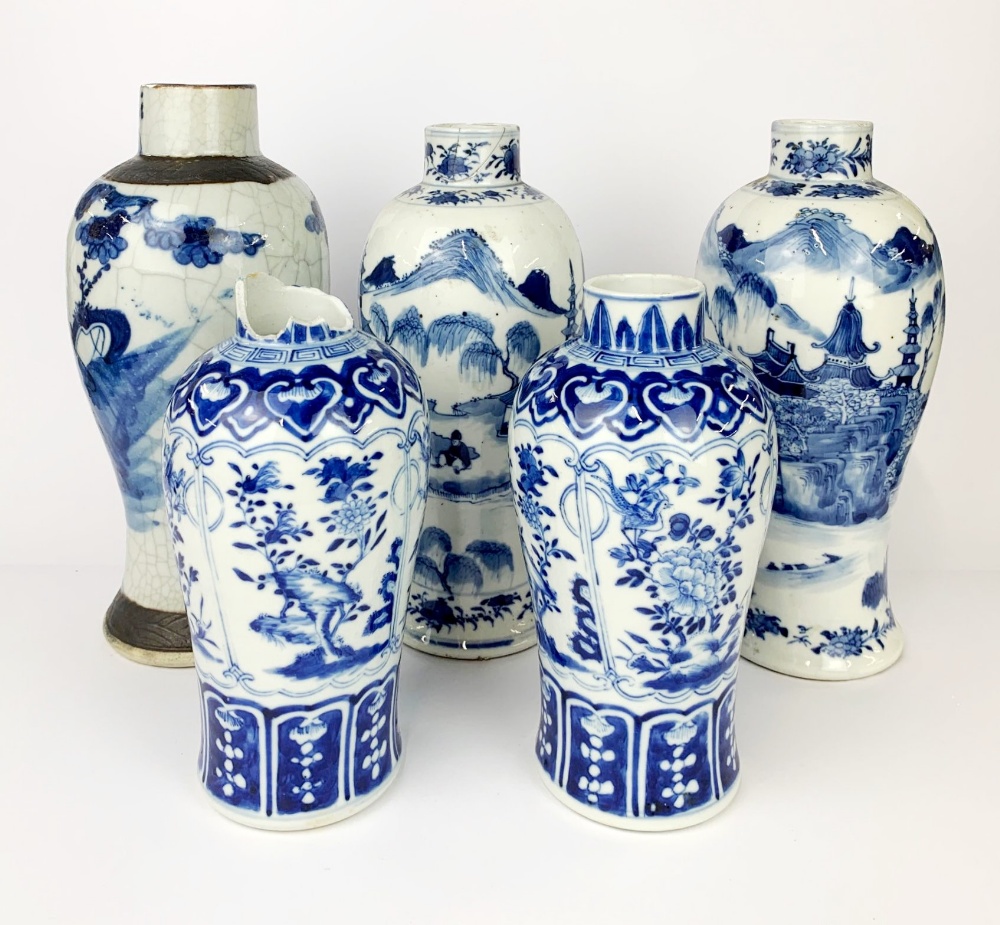 A 19th Century Chinese hand painted porcelain vase and cover, H. 17.5cm. Together with a matching - Bild 2 aus 4