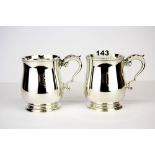 A pair of hallmarked silver tankards, H. 9cm.