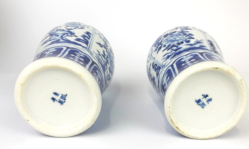 A 19th Century Chinese hand painted porcelain vase and cover, H. 17.5cm. Together with a matching - Bild 3 aus 4