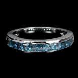 A matching 925 silver ring set with princess cut blue topaz, (N.5).