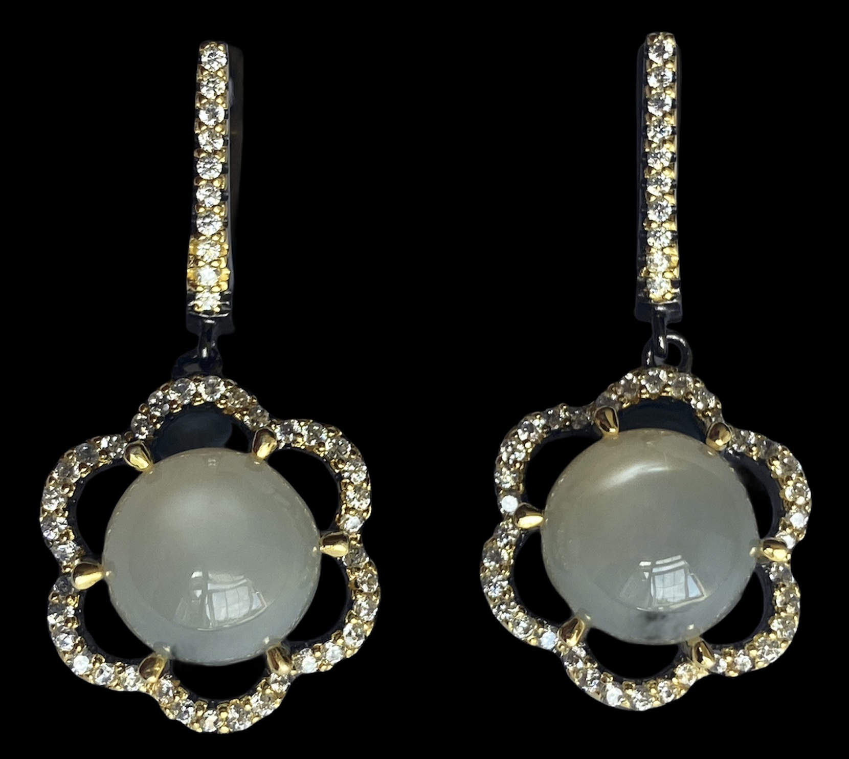 A pair of 925 silver drop earrings set with cabochon cut moonstones and white stones, L. 3.3cm.