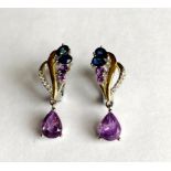 A pair of 925 silver earrings set with pear cut sapphires and amethysts, L. 3cm.