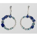 A pair of 925 silver drop earrings set with sapphires, blue topaz and white stones, L. 4cm.