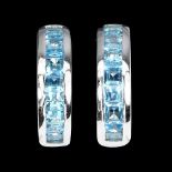 A pair of 925 silver earrings set with princess cut blue topaz, L. 1.7cm.