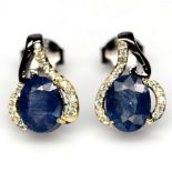 A pair of 925 silver sapphire and white stone set earrings, L. 2.5cm.