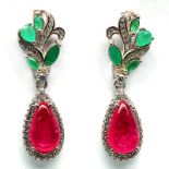 A pair of 925 silver drop earrings set wieht emeralds and cabochon cut rubies, L. 3.3cm.