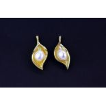 A pair of 925 silver gilt pearl set drop earrings, L. 2cm.